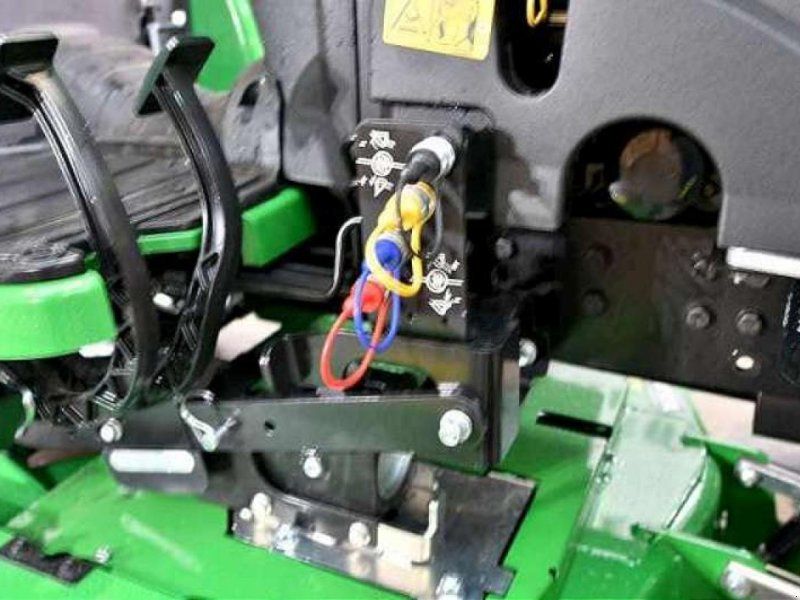 John Deere 2032R TRAKTOR