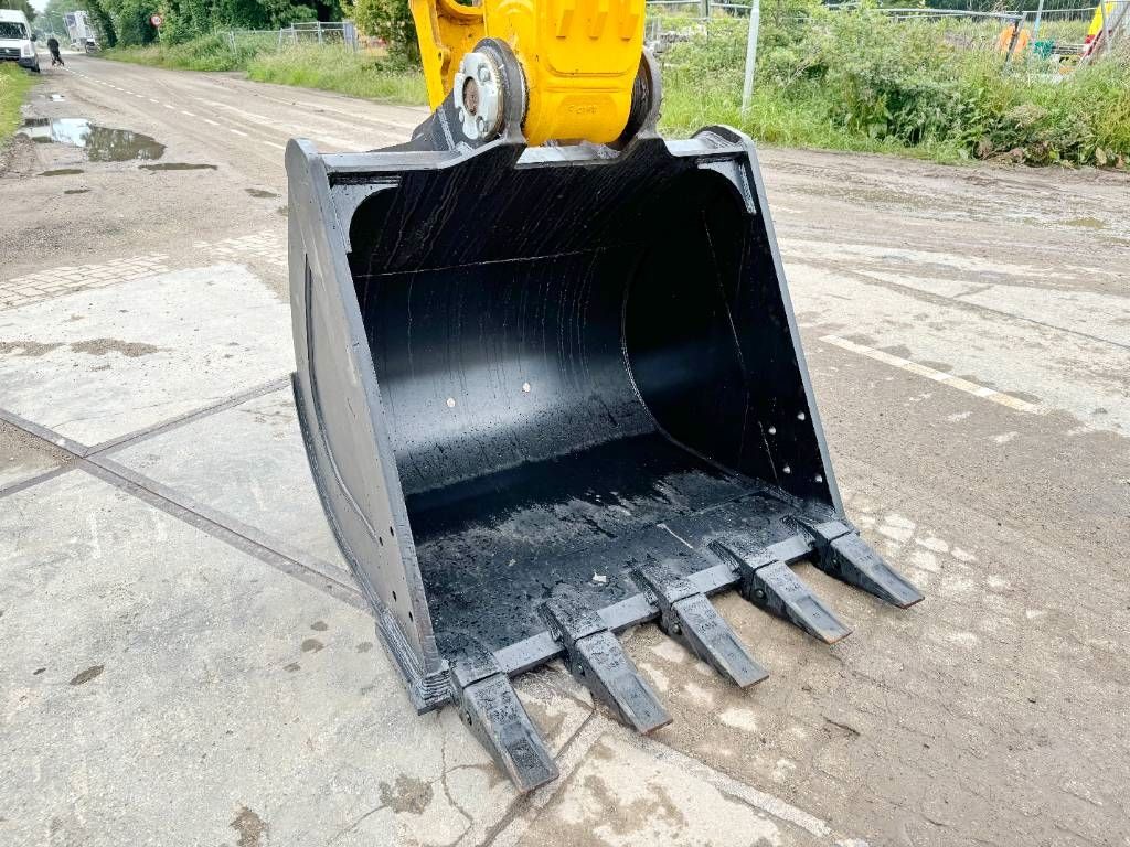 JCB 215LC - New / Unused / Hammer Lines