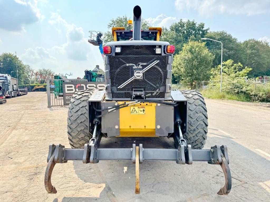 Volvo G970 - Good Condition / 3 Tine Ripper