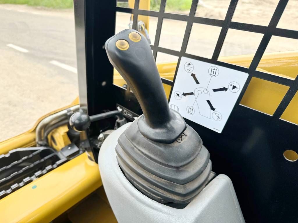 CAT 216B3 - New / Unused / Extra Hydraulic