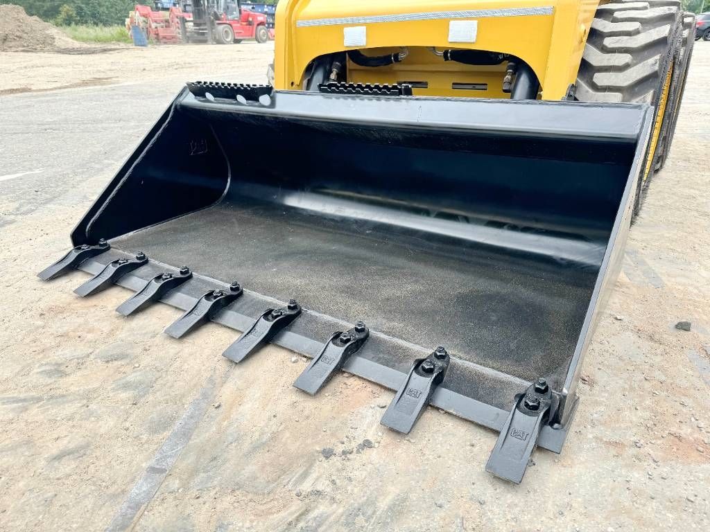 CAT 216B3 - New / Unused / Extra Hydraulic