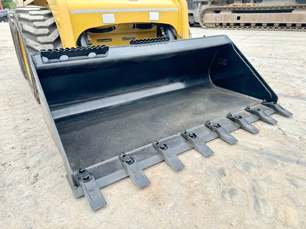 CAT 216B3 - New / Unused / Extra Hydraulic