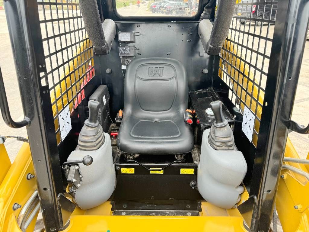 CAT 216B3 - New / Unused / Extra Hydraulic