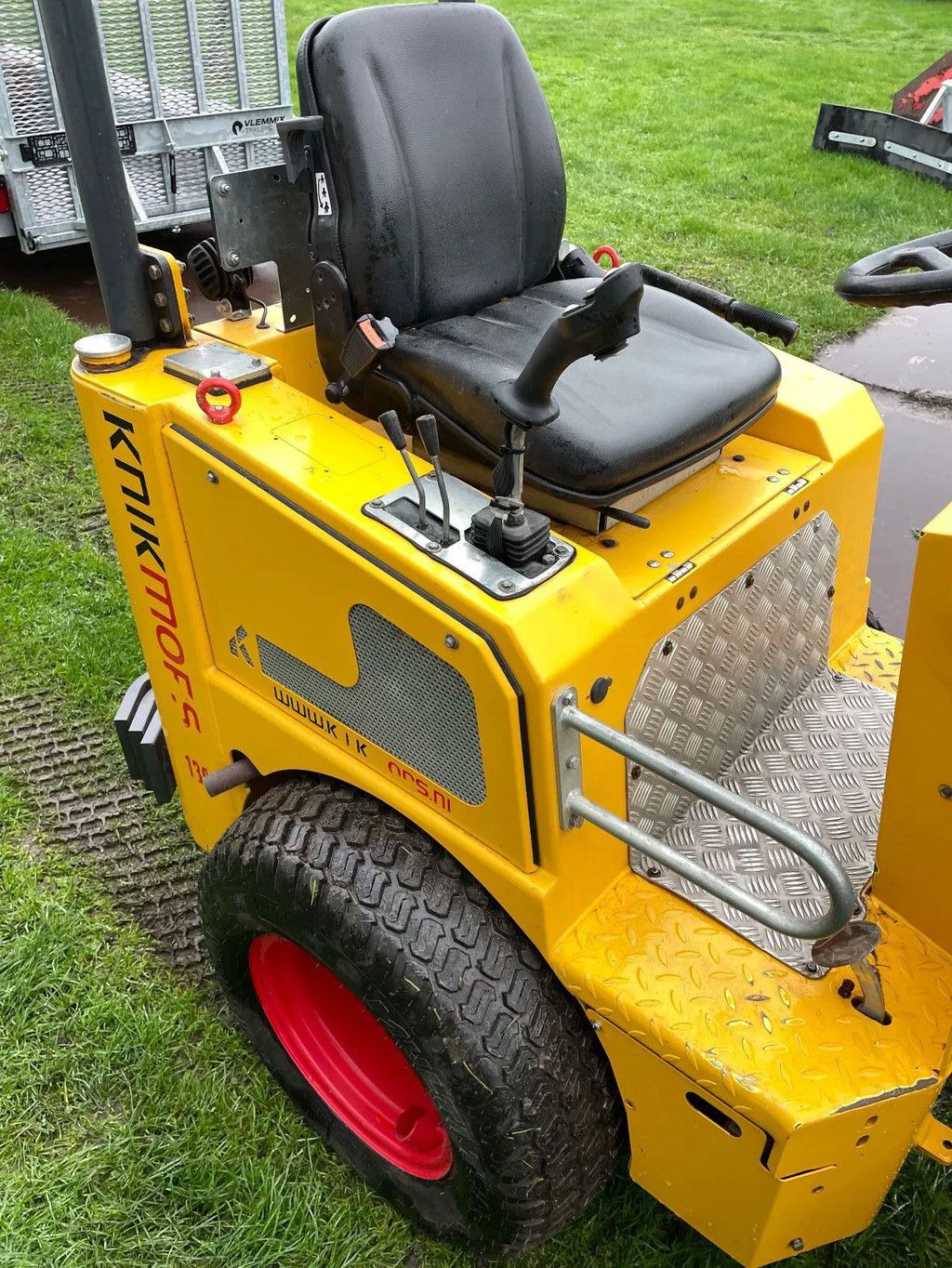 Knikmops 130 kniklader 2020 met kenteken nieuwe banden