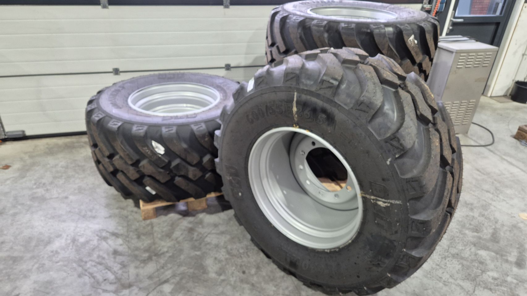 BKT 600/55R26.5 Nieuwe banden op velg