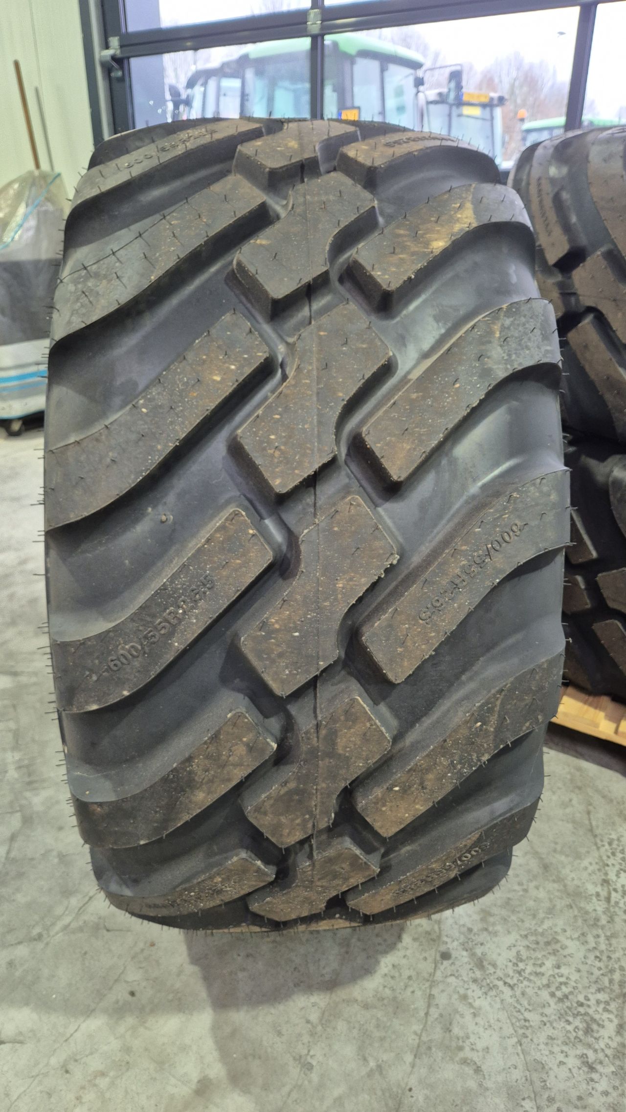BKT 600/55R26.5 Nieuwe banden op velg