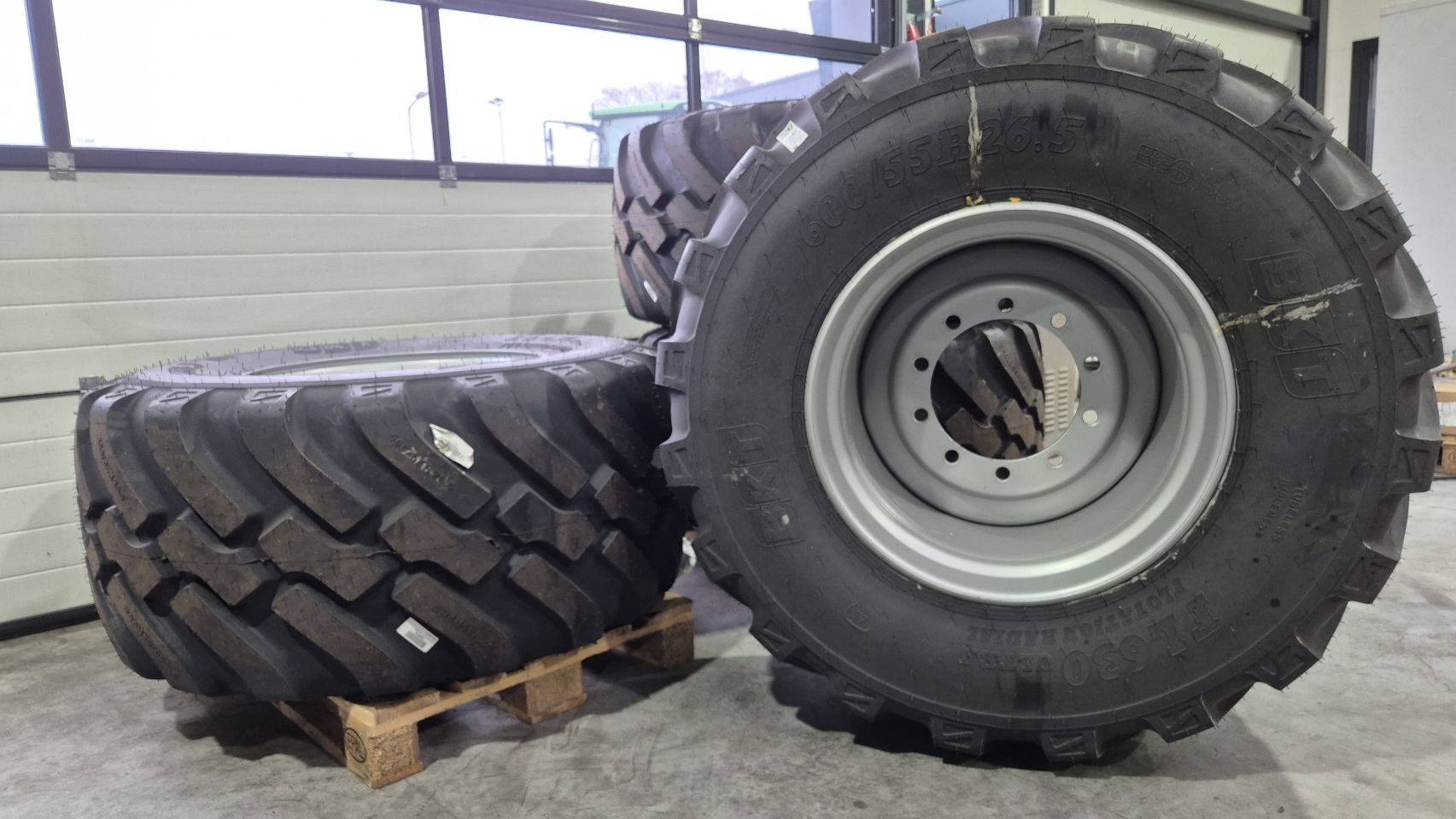 BKT 600/55R26.5 Nieuwe banden op velg
