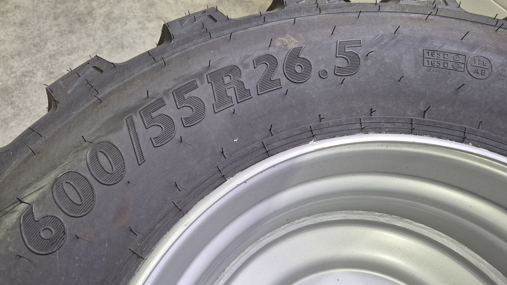 BKT 600/55R26.5 Nieuwe banden op velg