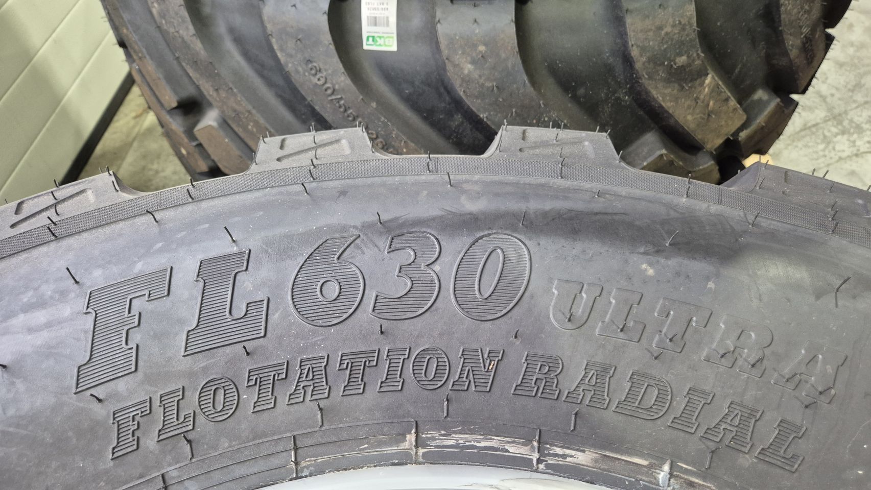BKT 600/55R26.5 Nieuwe banden op velg