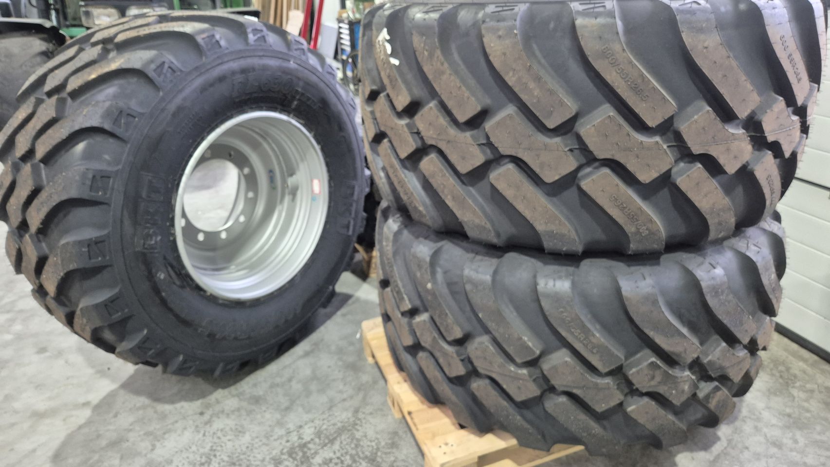 BKT 600/55R26.5 Nieuwe banden op velg