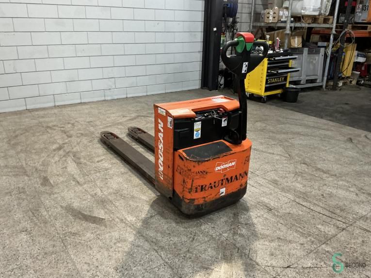 Pallet trucks Electric Doosan LEDH18 2009