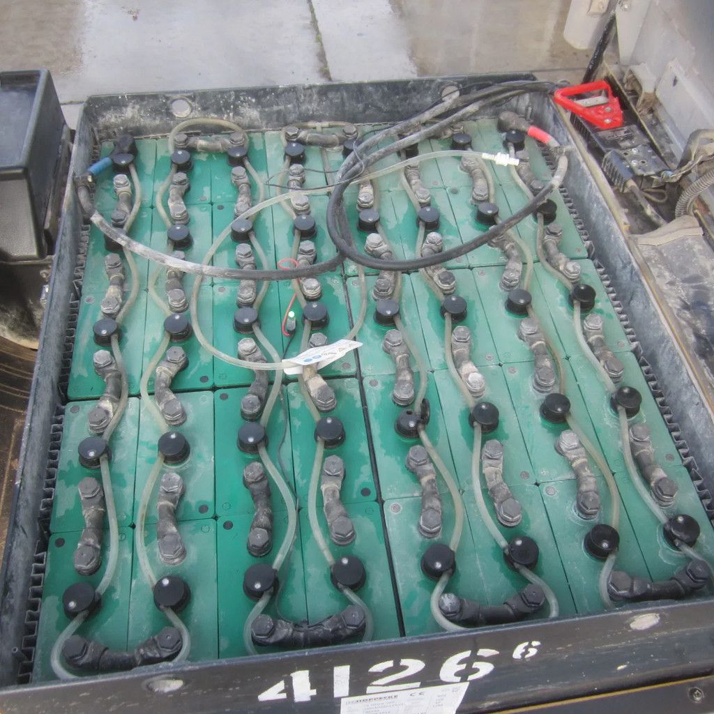 Nissan Heftruck, L30T elektrisch, triplomast, side shift.