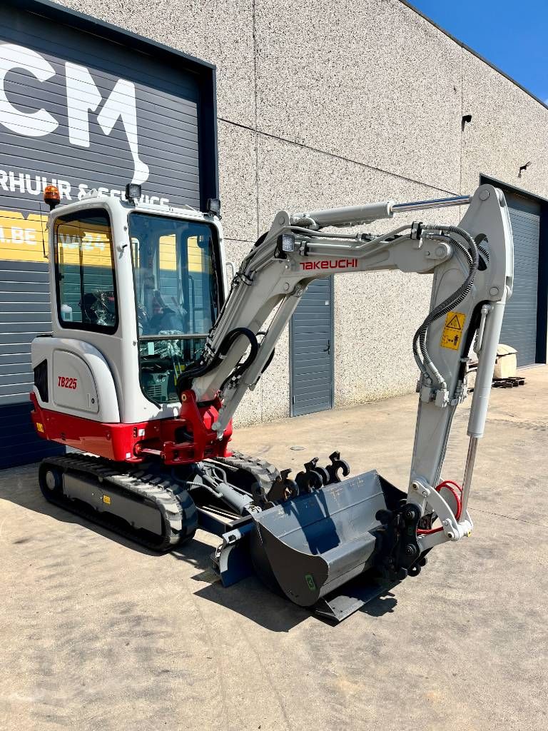 Takeuchi TB 225
