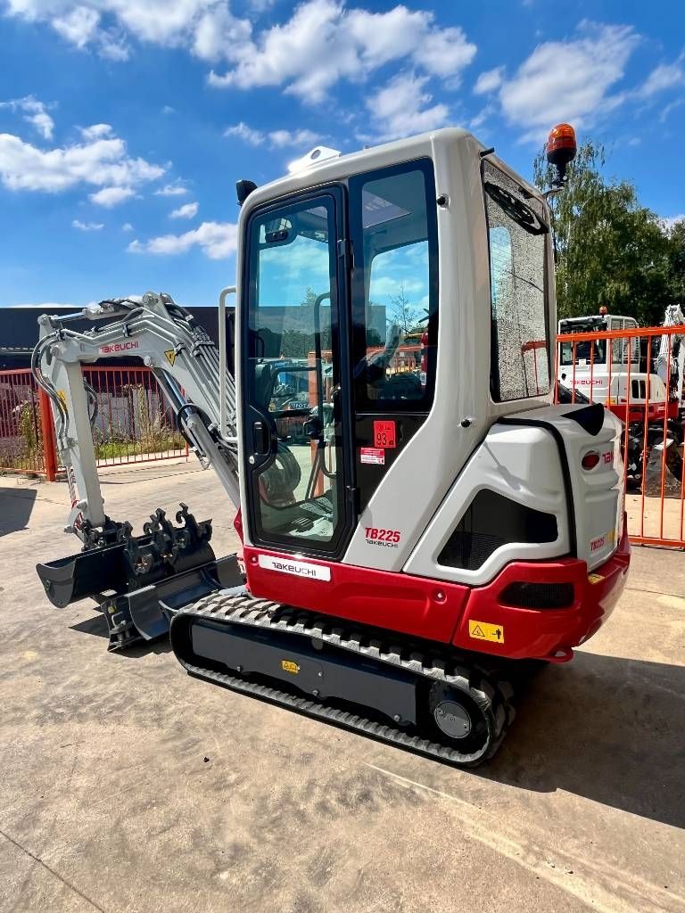 Takeuchi TB 225
