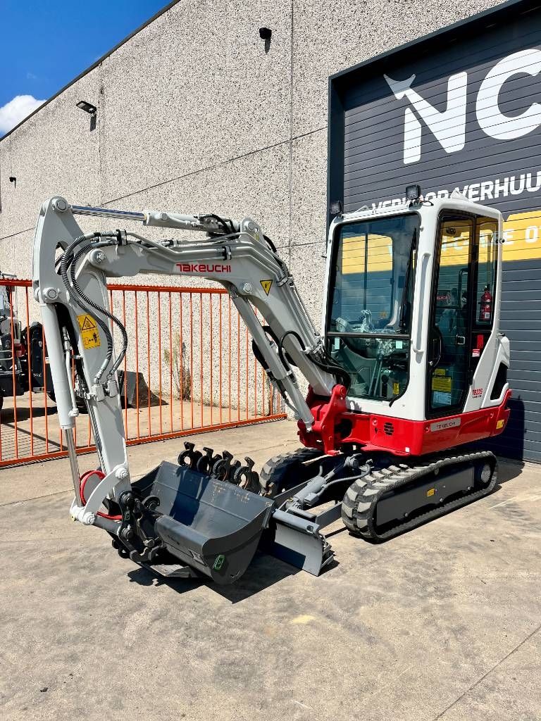 Takeuchi TB 225