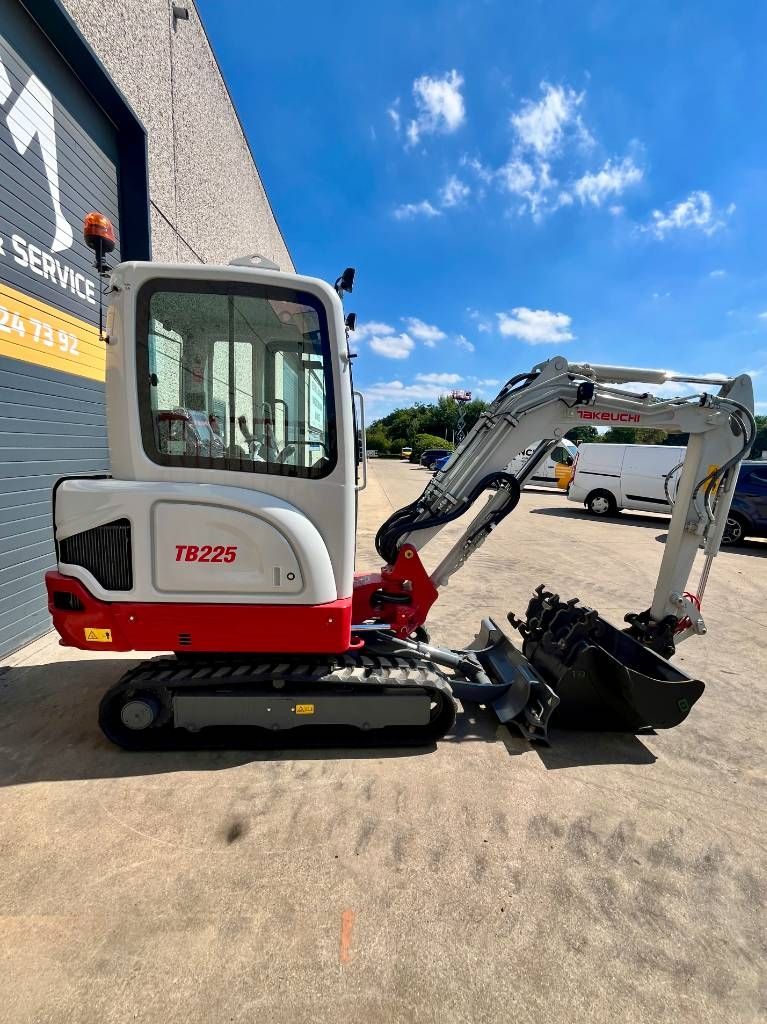 Takeuchi TB 225