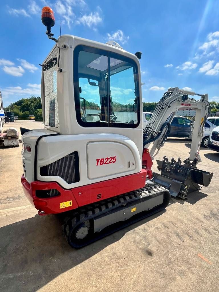 Takeuchi TB 225