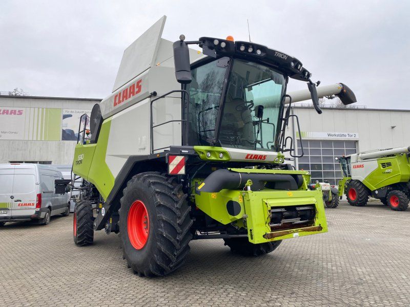 Claas Trion 530 mit SW V 680