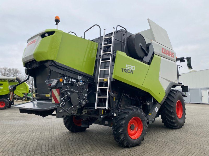 Claas Trion 530 mit SW V 680