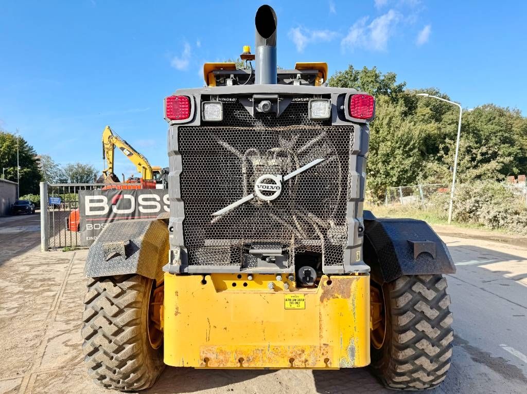 Volvo G960B - 4.90 Meter Blade / Backup Camera