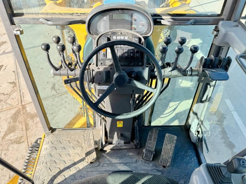 Volvo G960B - 4.90 Meter Blade / Backup Camera