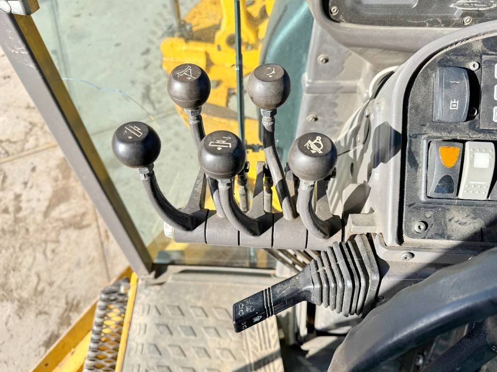 Volvo G960B - 4.90 Meter Blade / Backup Camera