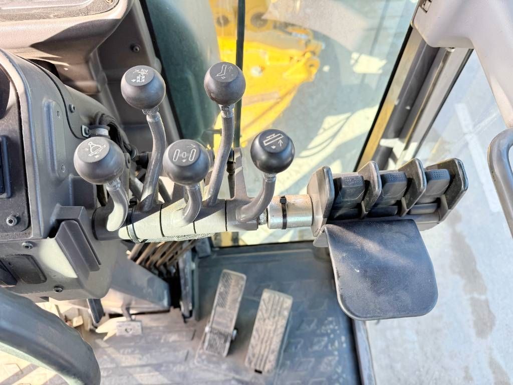 Volvo G960B - 4.90 Meter Blade / Backup Camera