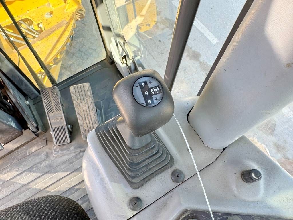 Volvo G960B - 4.90 Meter Blade / Backup Camera