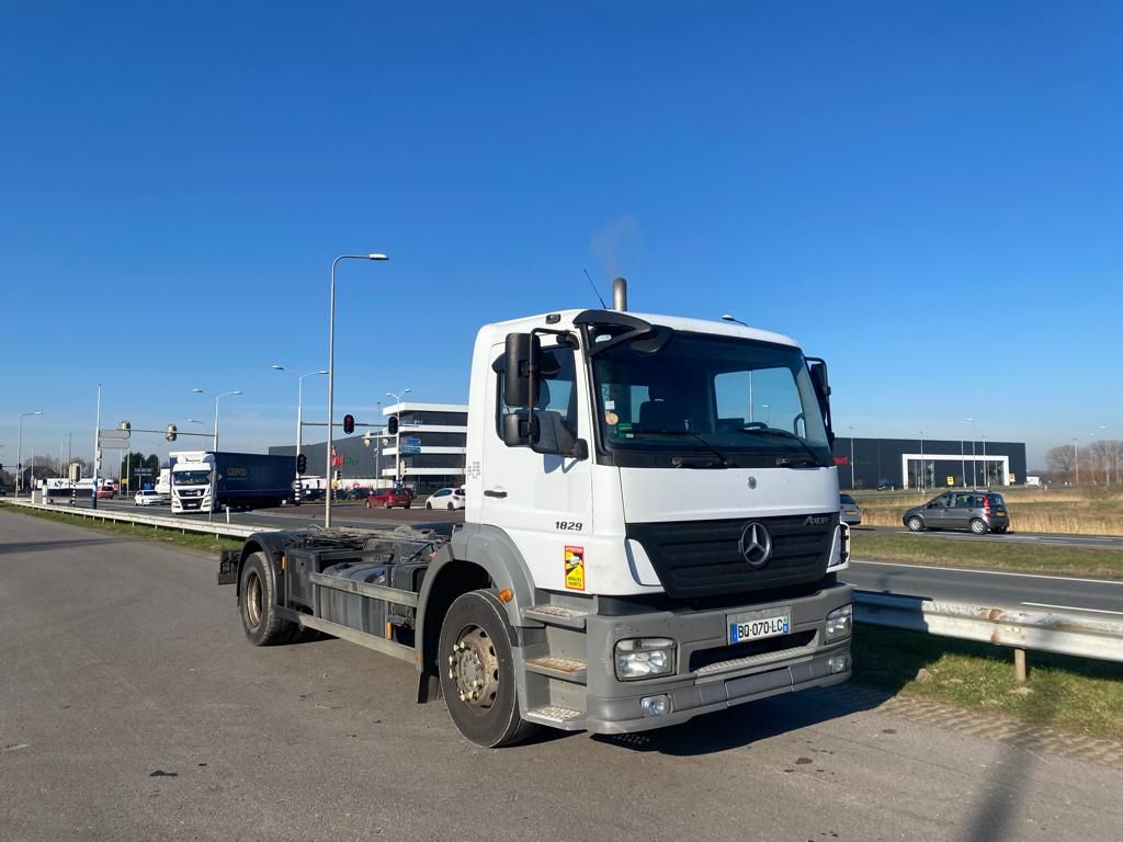 Mercedes Benz AXOR 1829 4x2 chassis cab