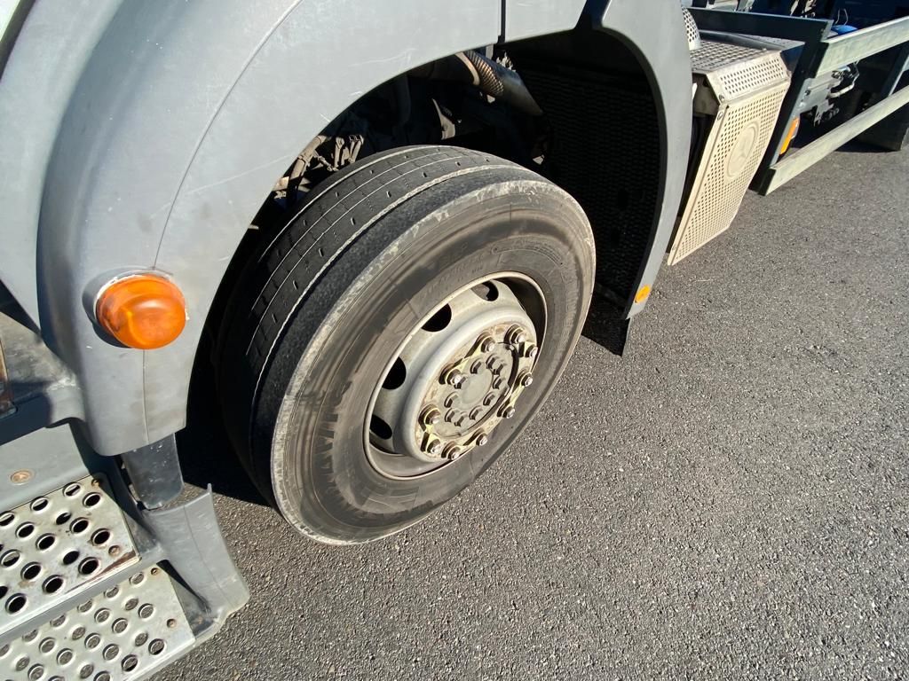 Mercedes Benz AXOR 1829 4x2 chassis cab