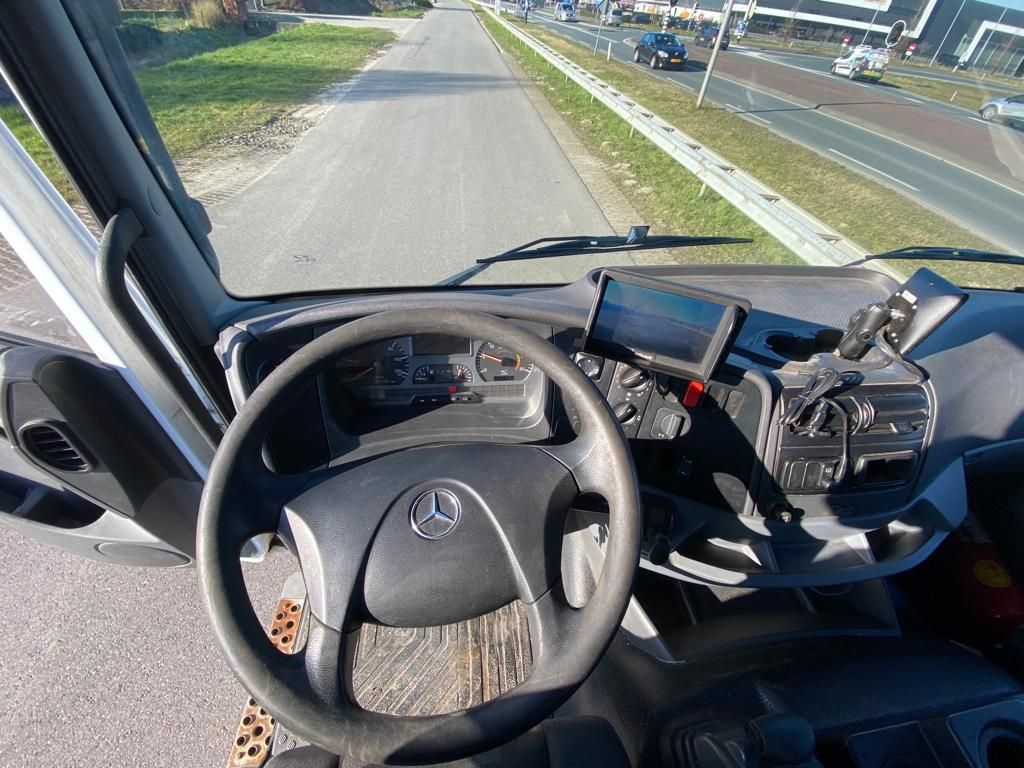 Mercedes Benz AXOR 1829 4x2 chassis cab
