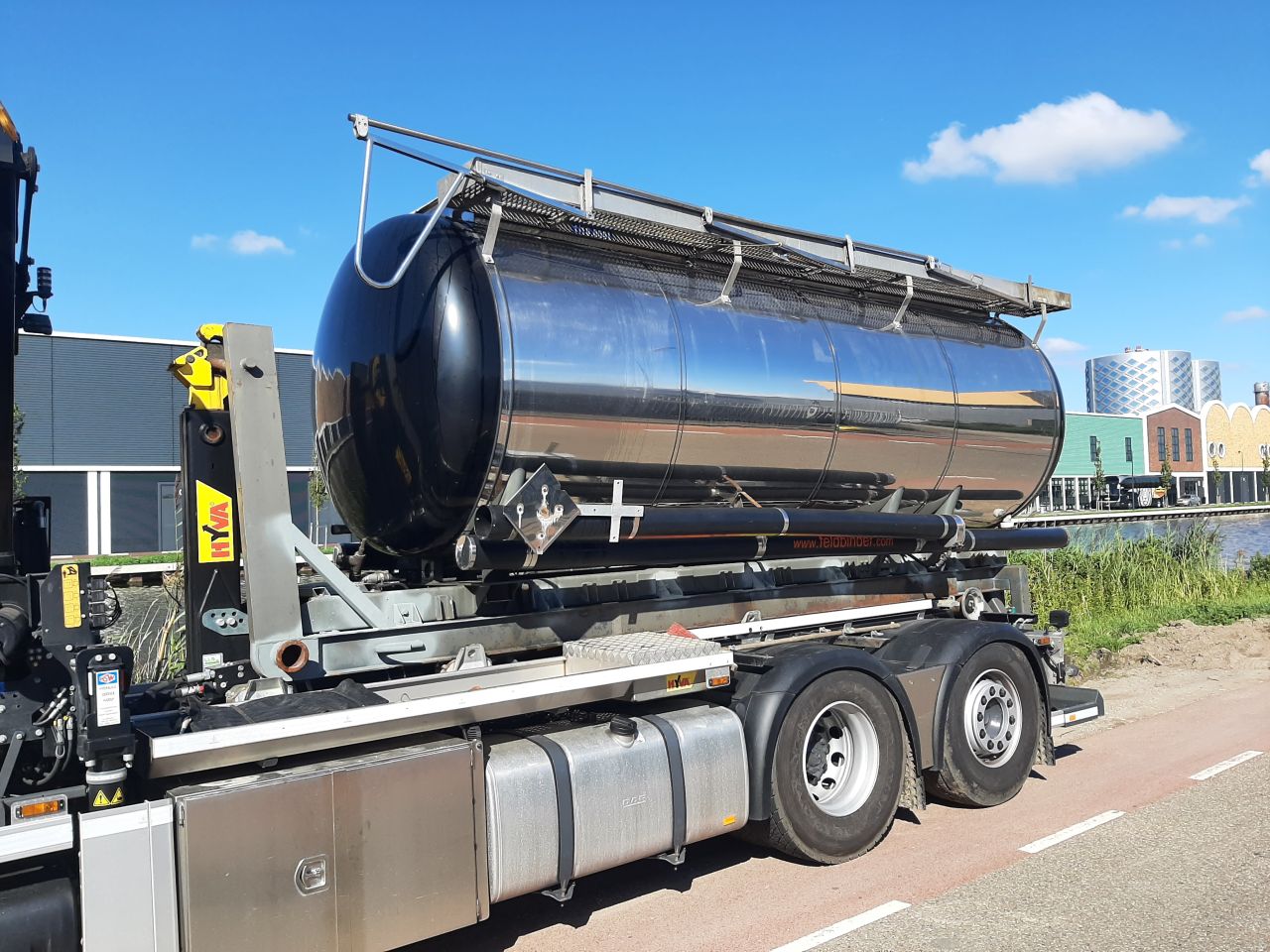 Diverse aanhangers met containerrails / tank/losse tank