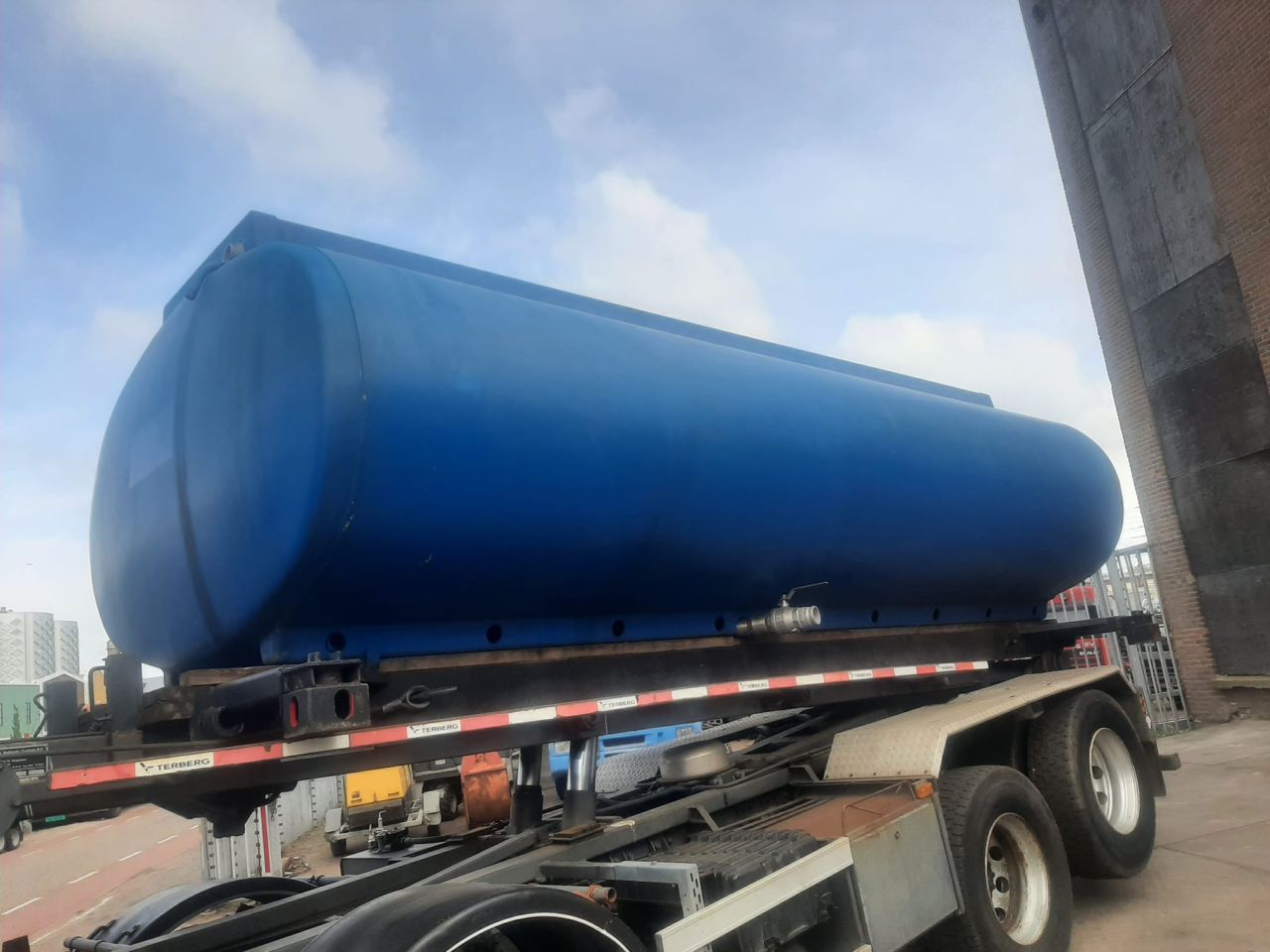 Diverse aanhangers met containerrails / tank/losse tank