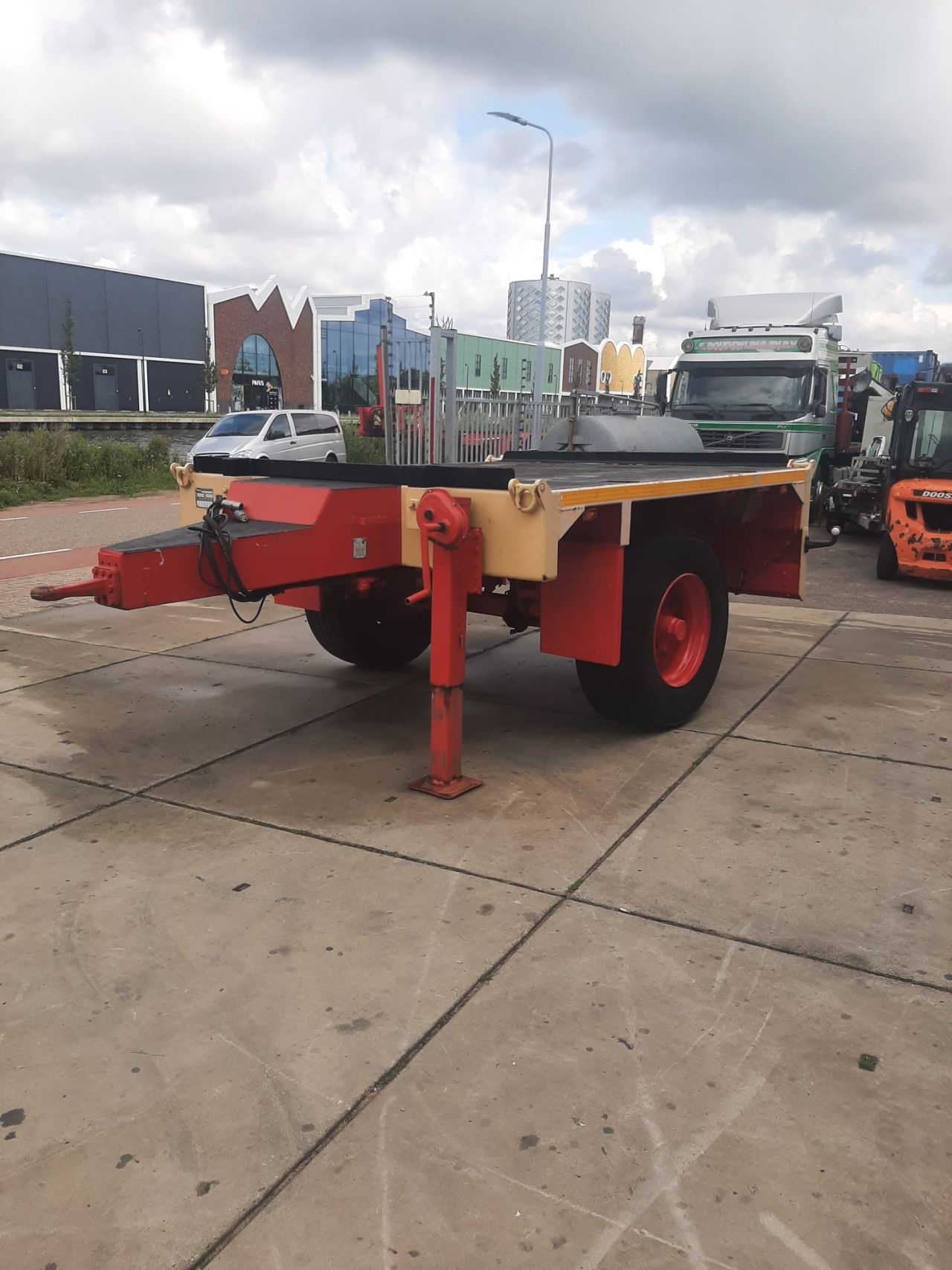 Diverse aanhangers met containerrails / tank/losse tank