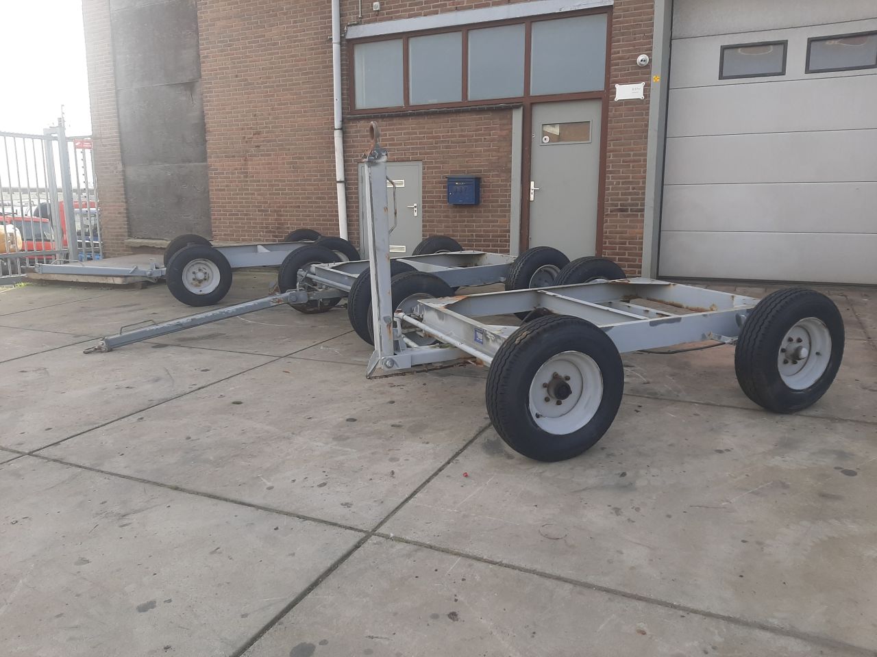 Diverse aanhangers met containerrails / tank/losse tank