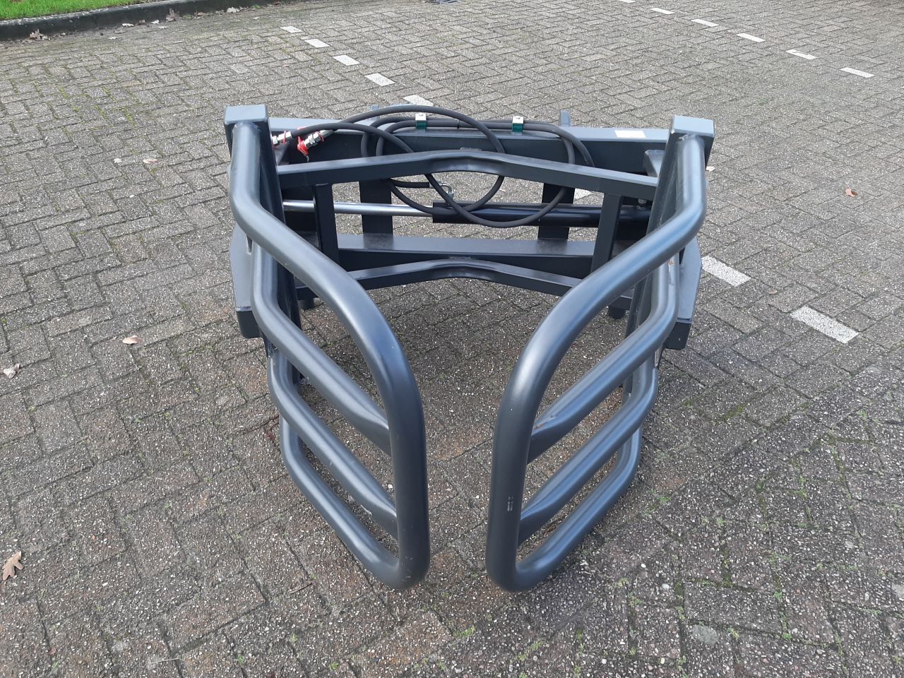 Ronde balenklem 2100 met GiANT shovel / kniklader aansluiting