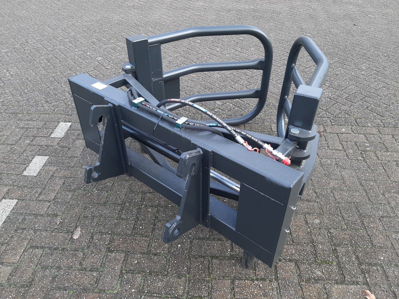 Ronde balenklem 2100 met GiANT shovel / kniklader aansluiting