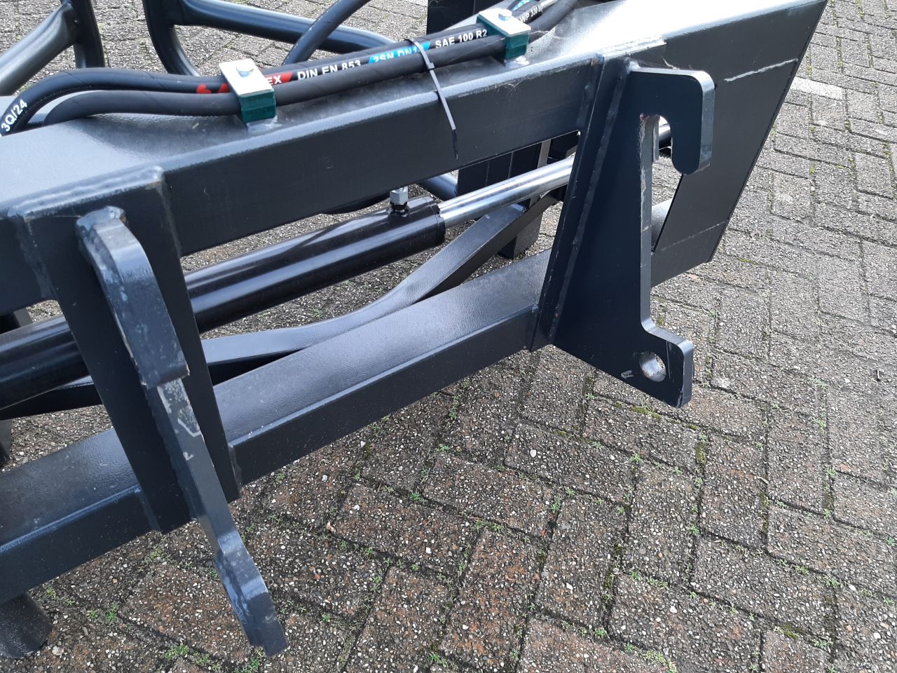 Ronde balenklem 2100 met GiANT shovel / kniklader aansluiting