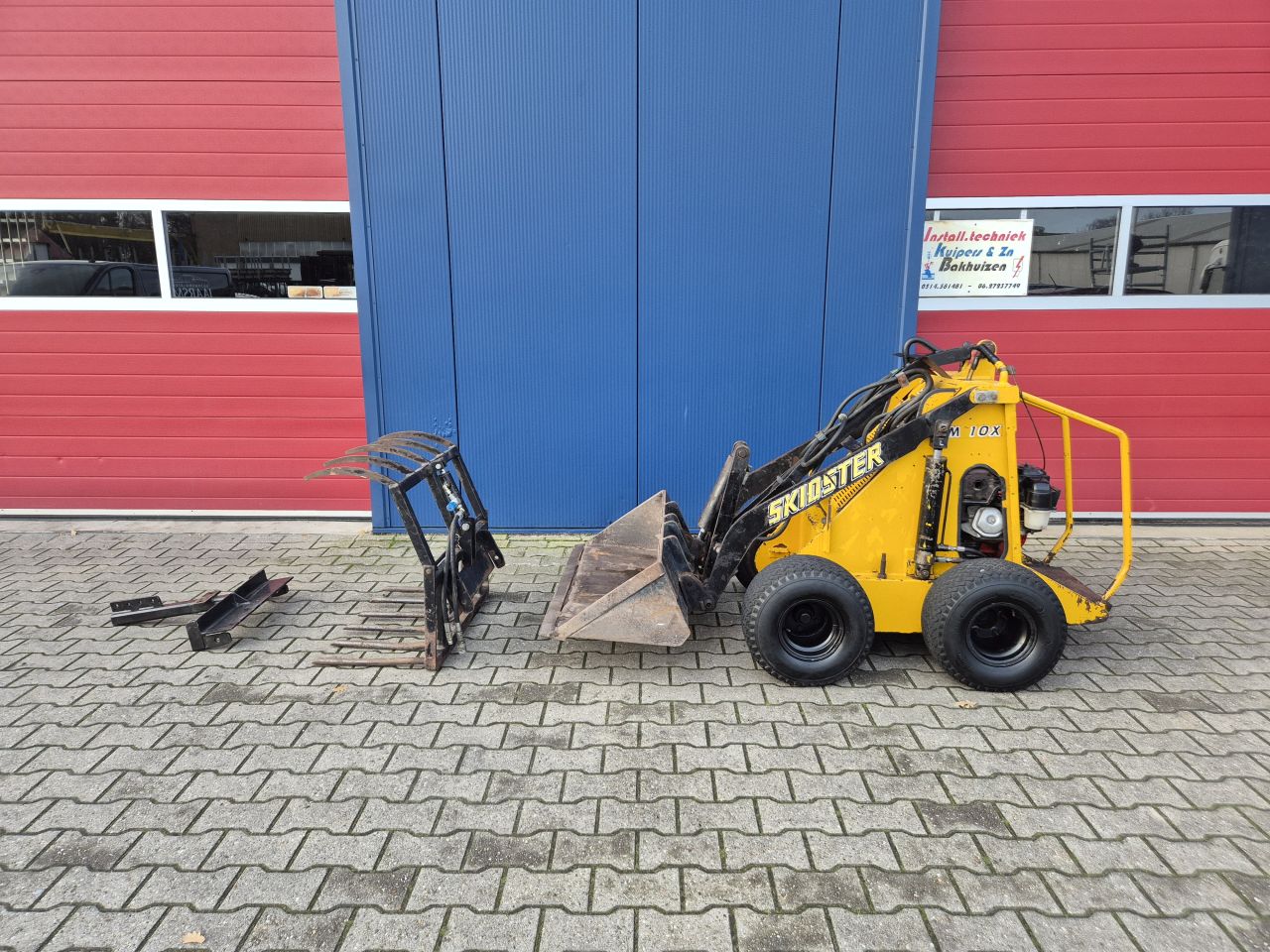 SKIDSTER M10 X LOADER MET BAK, MESTKLEM EN HIJSJIP (SHERPA)