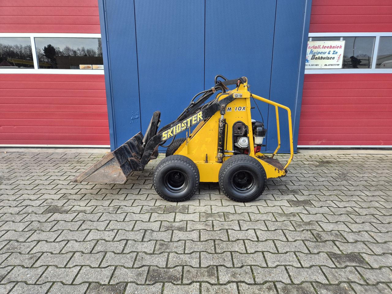 SKIDSTER M10 X LOADER MET BAK, MESTKLEM EN HIJSJIP (SHERPA)