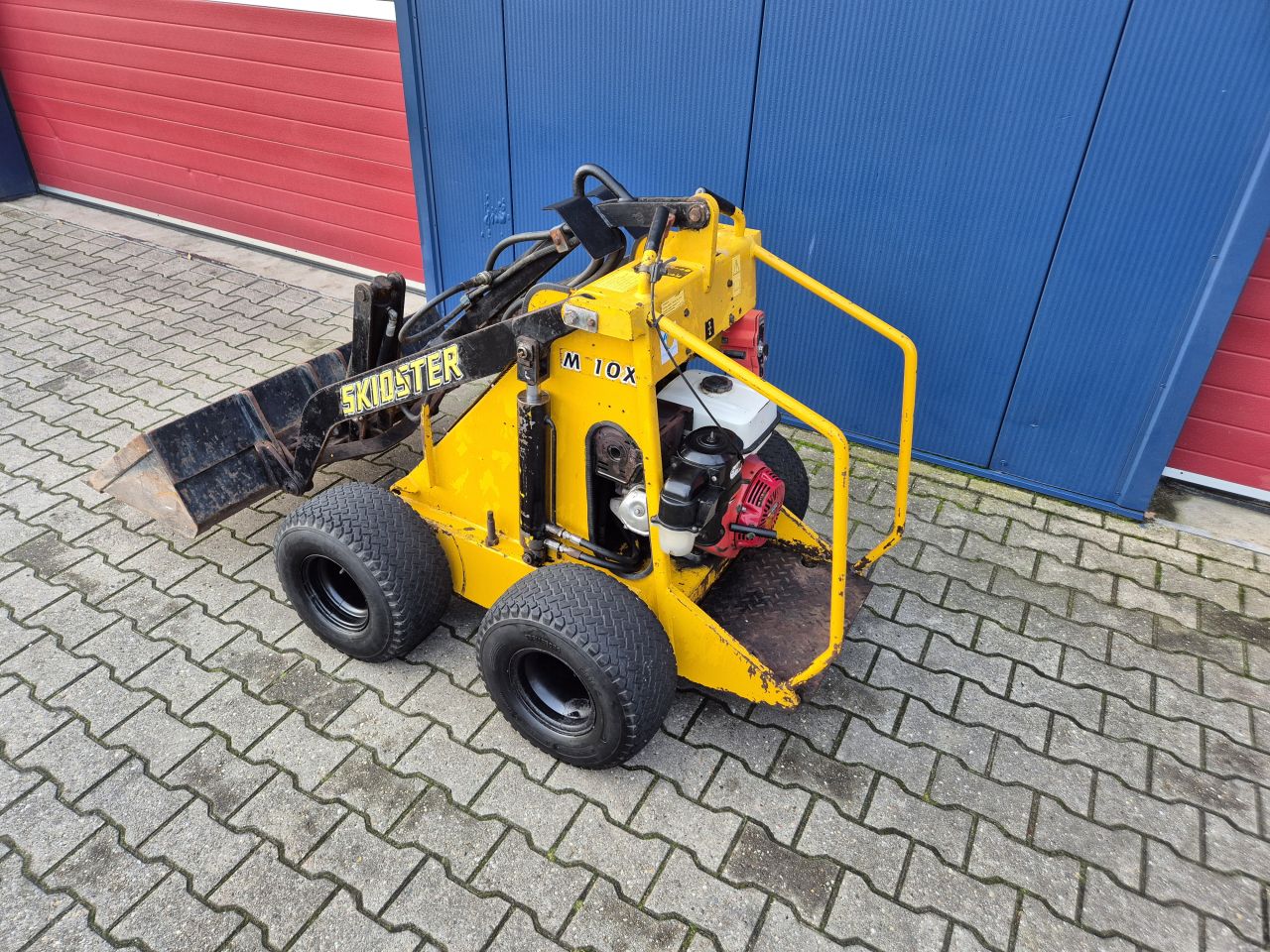 SKIDSTER M10 X LOADER MET BAK, MESTKLEM EN HIJSJIP (SHERPA)