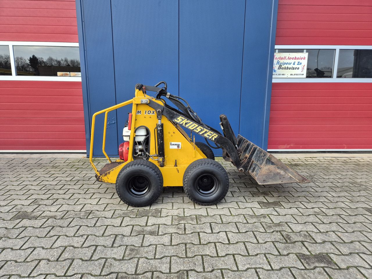 SKIDSTER M10 X LOADER MET BAK, MESTKLEM EN HIJSJIP (SHERPA)