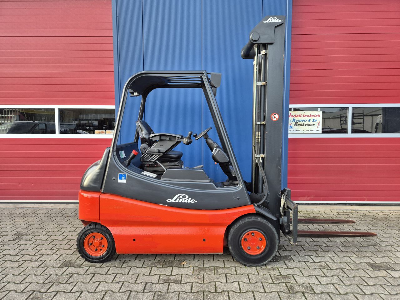 LINDE E25 HEFTRUCK 2.5 TONS MET FREELIFT EN SIDESHIFT