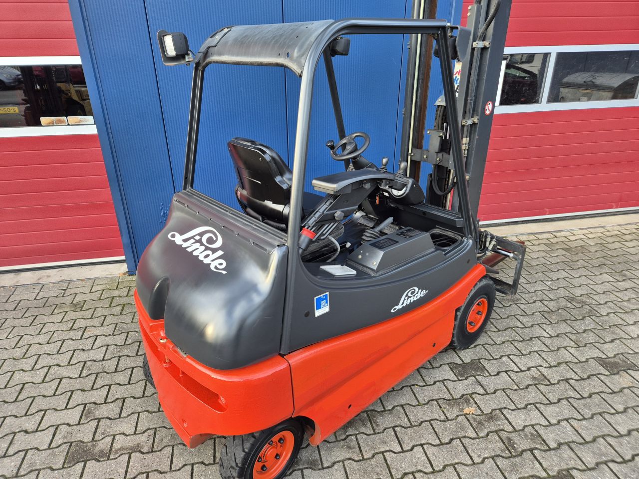 LINDE E25 HEFTRUCK 2.5 TONS MET FREELIFT EN SIDESHIFT