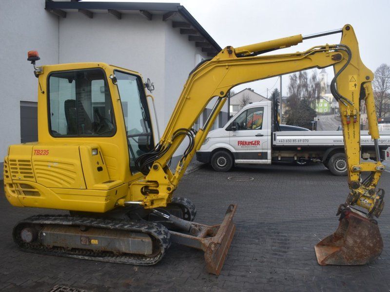 Takeuchi TB235 mit Powertilt