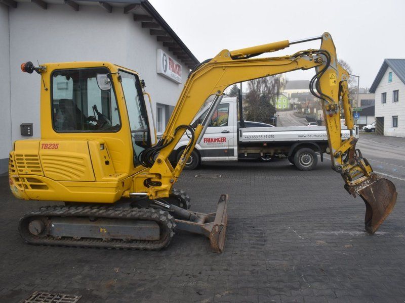 Takeuchi TB235 mit Powertilt