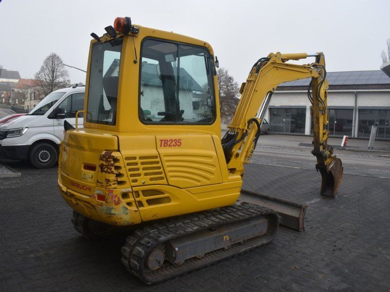 Takeuchi TB235 mit Powertilt