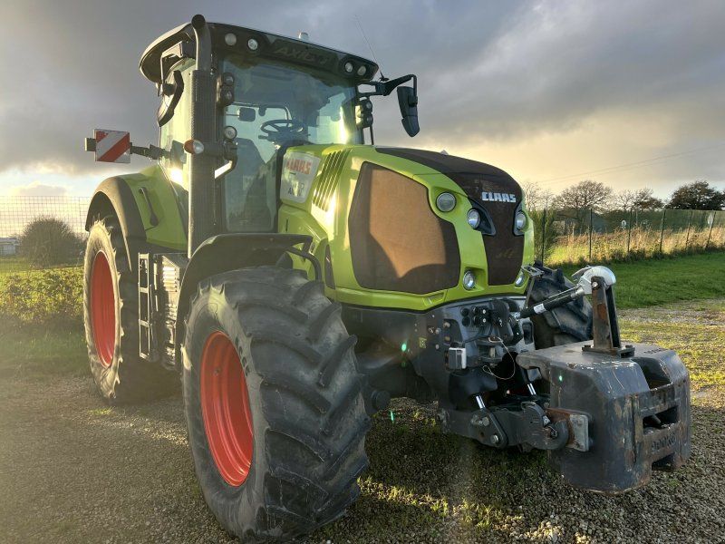 Claas TRACTEUR AXION 810  HA
