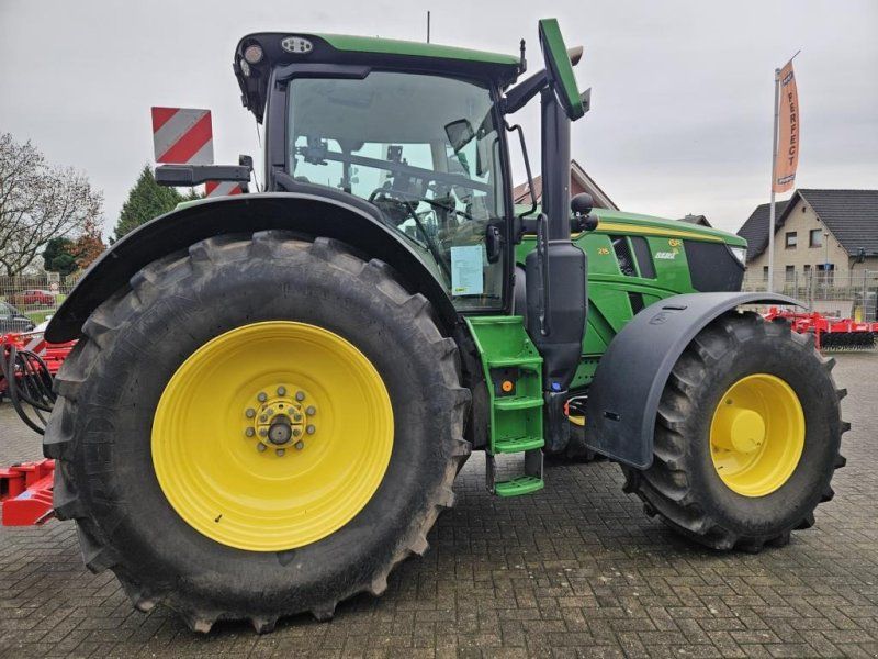 John Deere 6R215