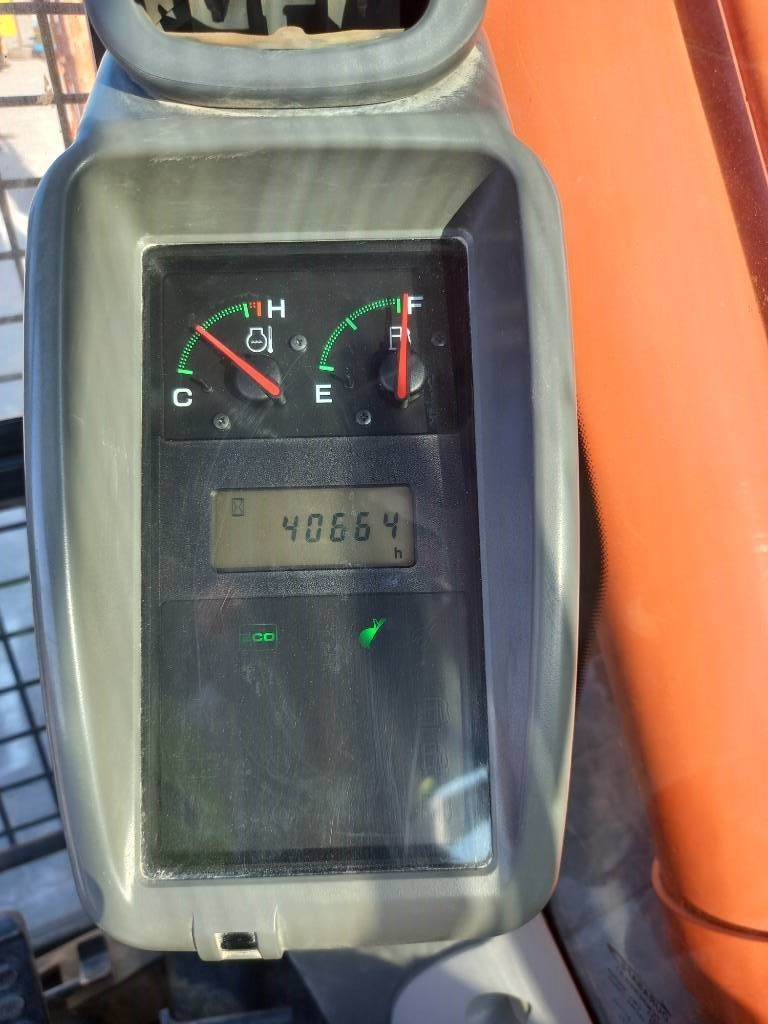 Hitachi ZX220LC (Abu Dhabi)